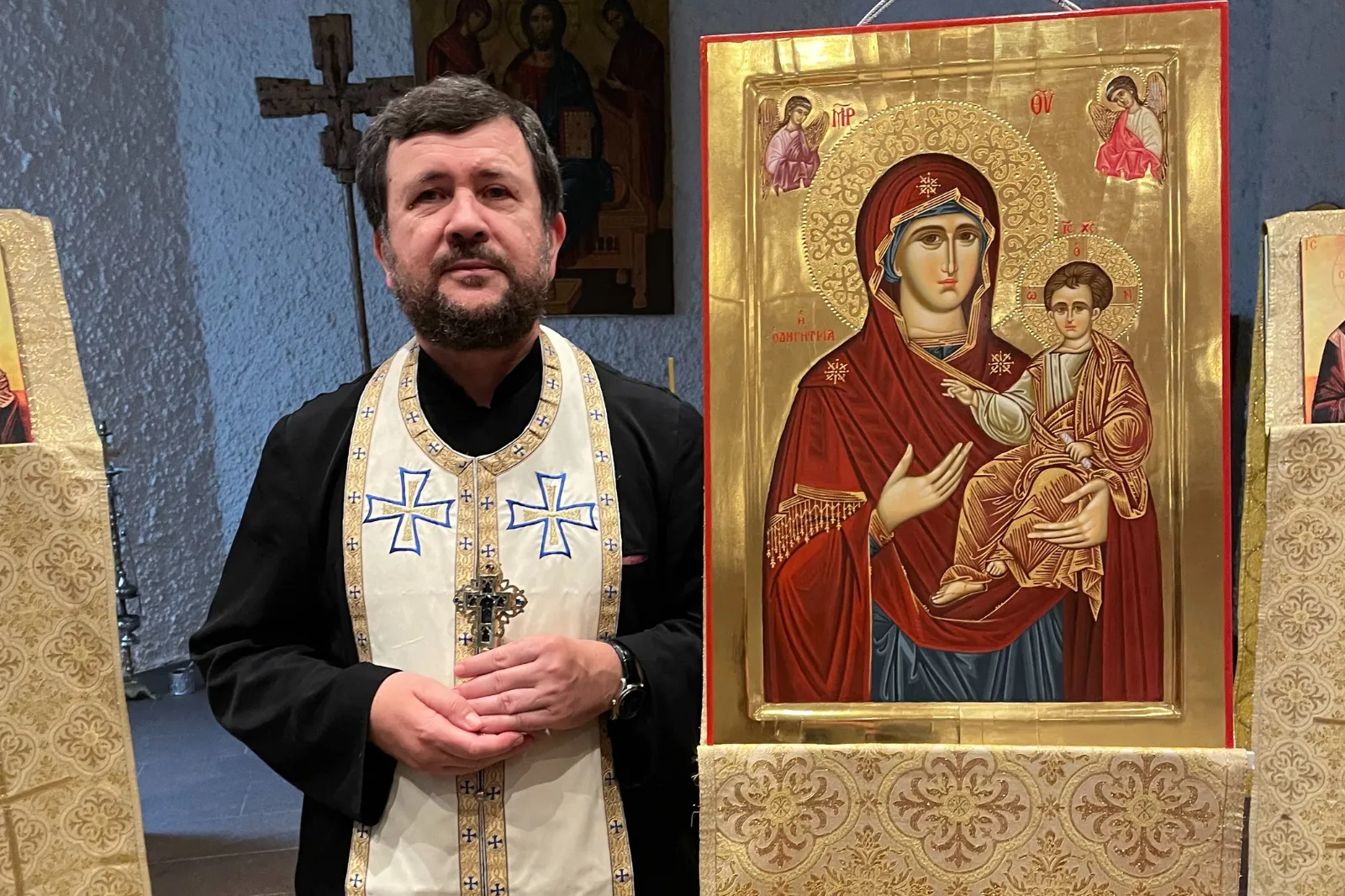 Pfarrer Romică-Nicolae Enoiu neben der Ikone der Gottesmutter mit dem Kind